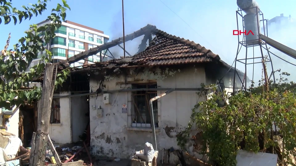 Muratpaşa'da yangın sonrası evde ağır hasar