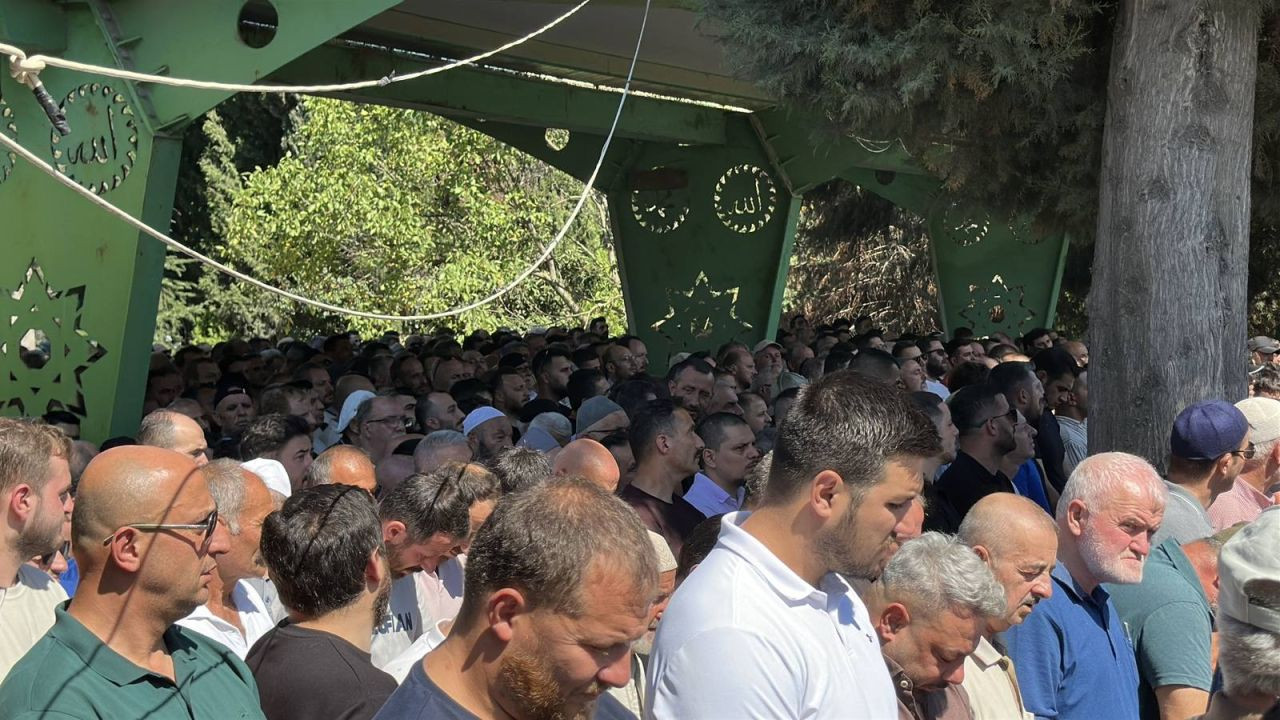 Arif Erman’ın cenazesi mezarlığa götürüldü