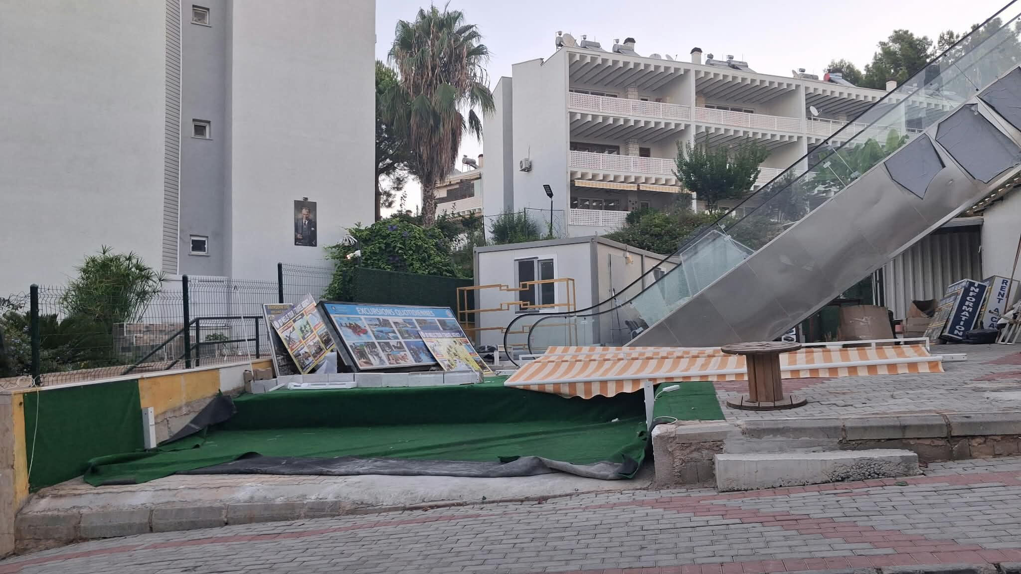 İlifos Caddesi’nde ruhsatsız yapı kaldırıldı