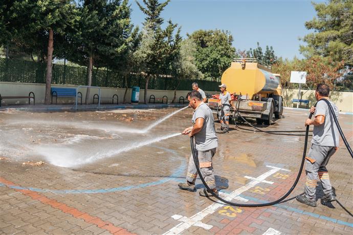 Alanya’da okul çevresinde temizlik çalışması sürüyor