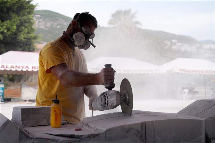 Alanya’da taş heykel çalışmaları sürüyor