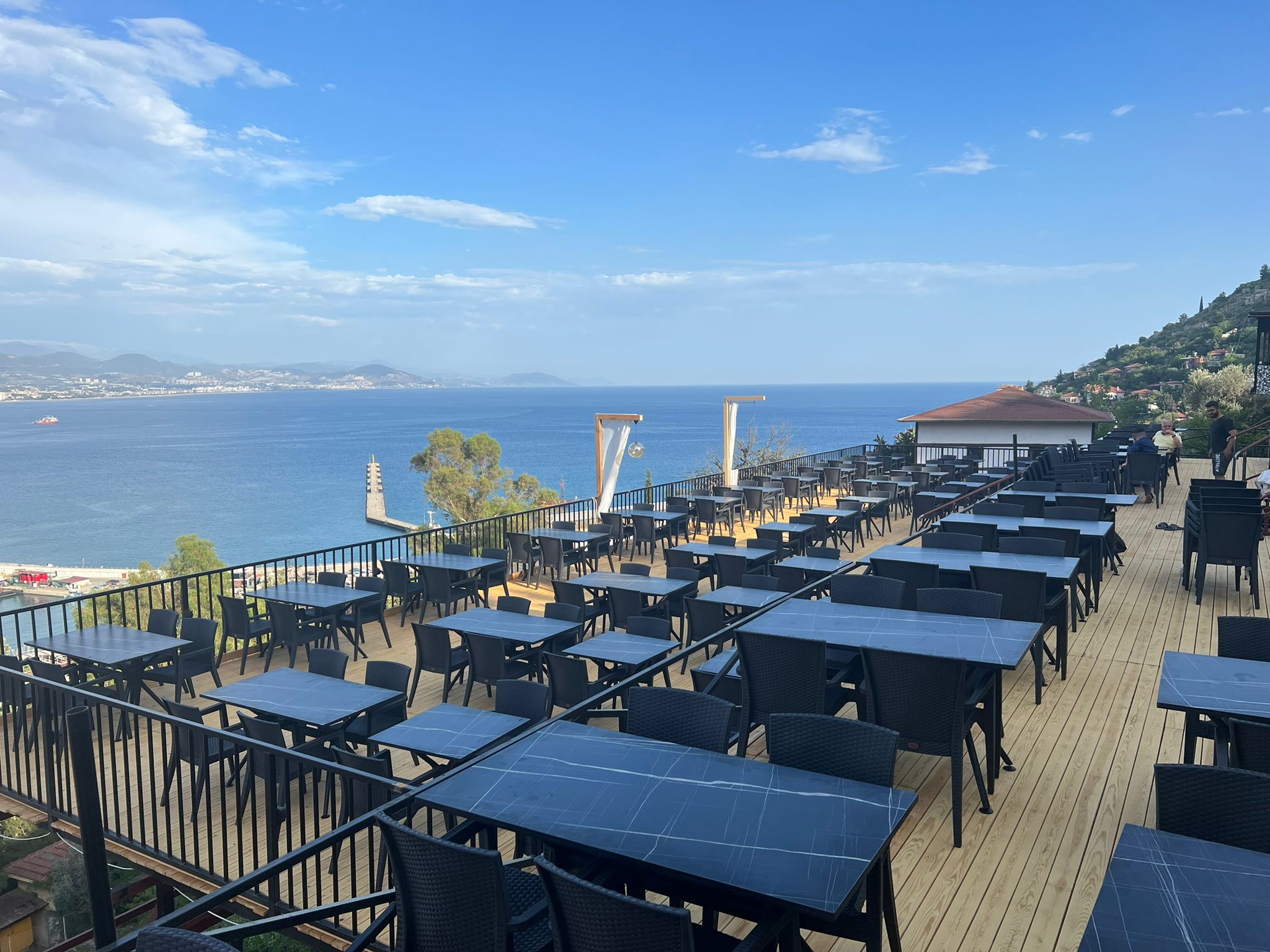 Alanya’da restoranın manzaralı oturma alanı