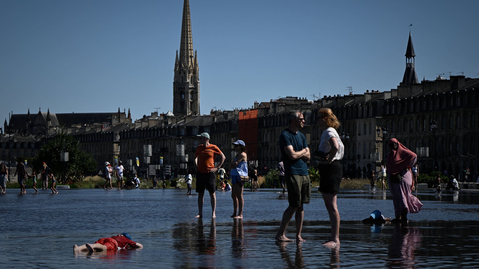 Bordeaux’da insanlar sıcak havada serinliyor