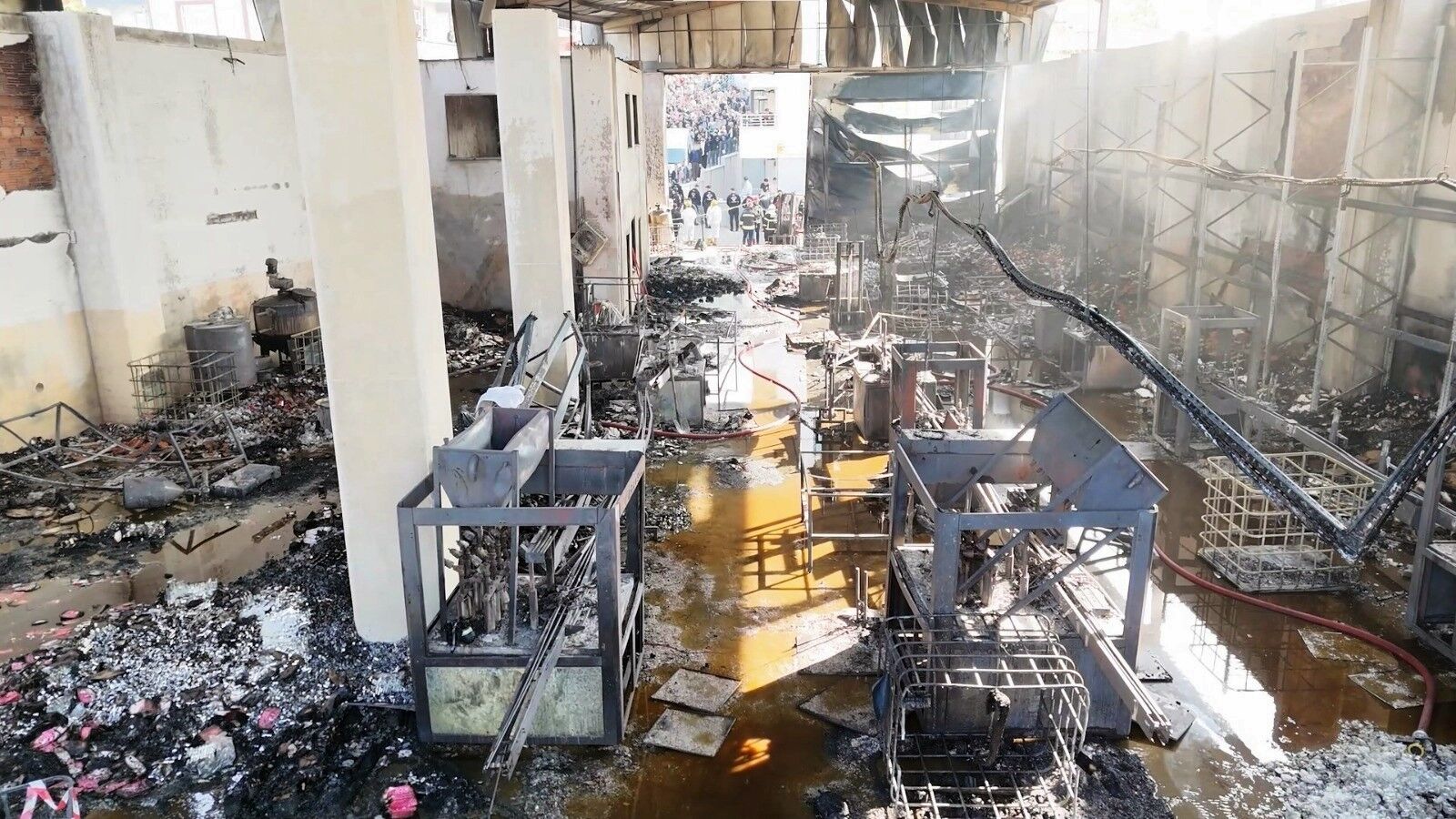 Dilovası’nda yanan tesisin iç bölümü