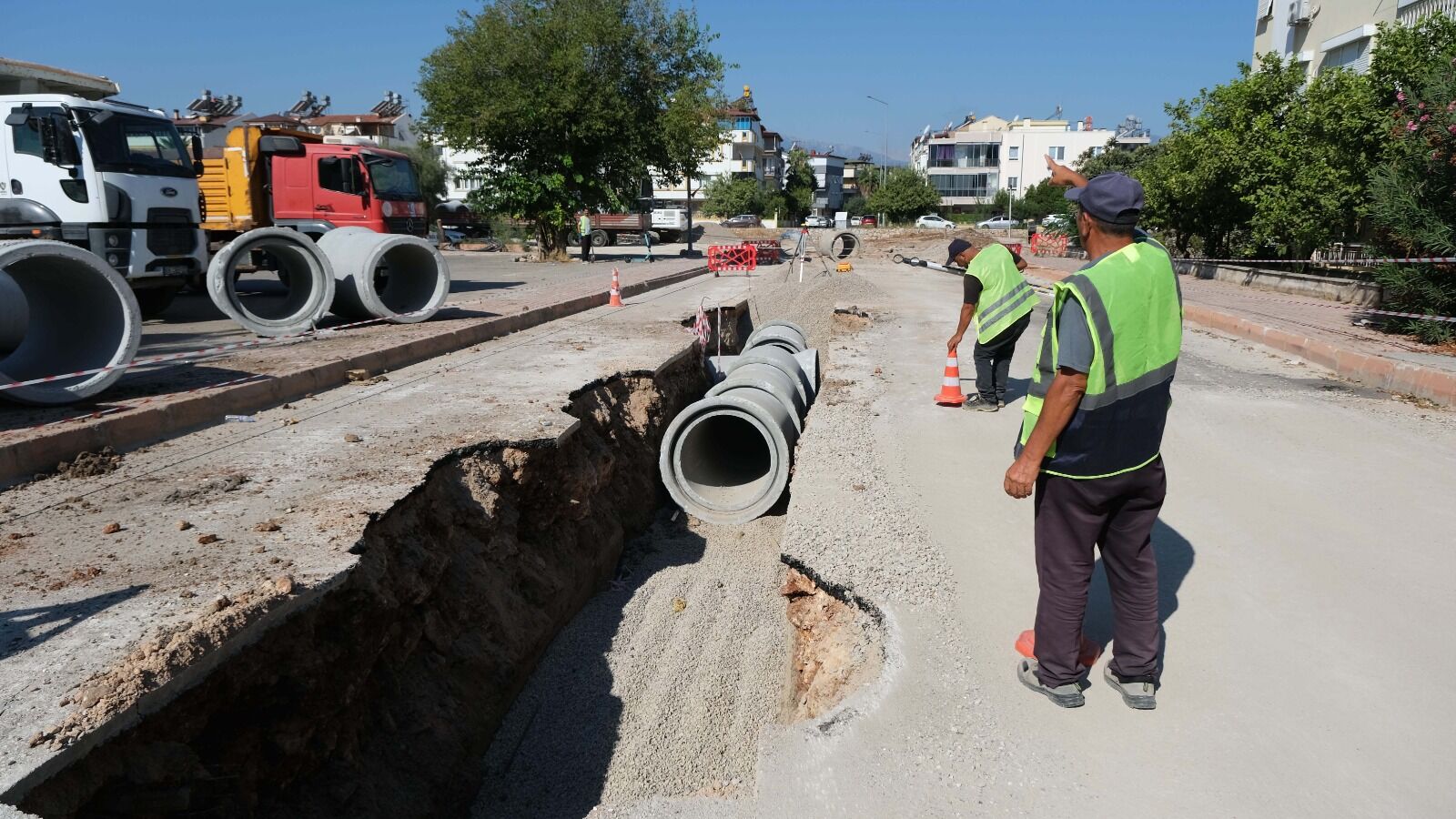 Antalya’da yağmur suyu hattı döşeniyor