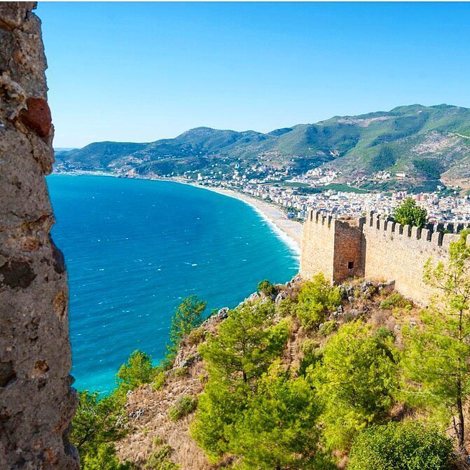 Alanya Kalesi’nden kıyı manzarası görülüyor