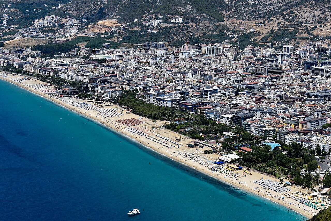 Kleopatra Plajı Alanya kıyılarını çevreliyor
