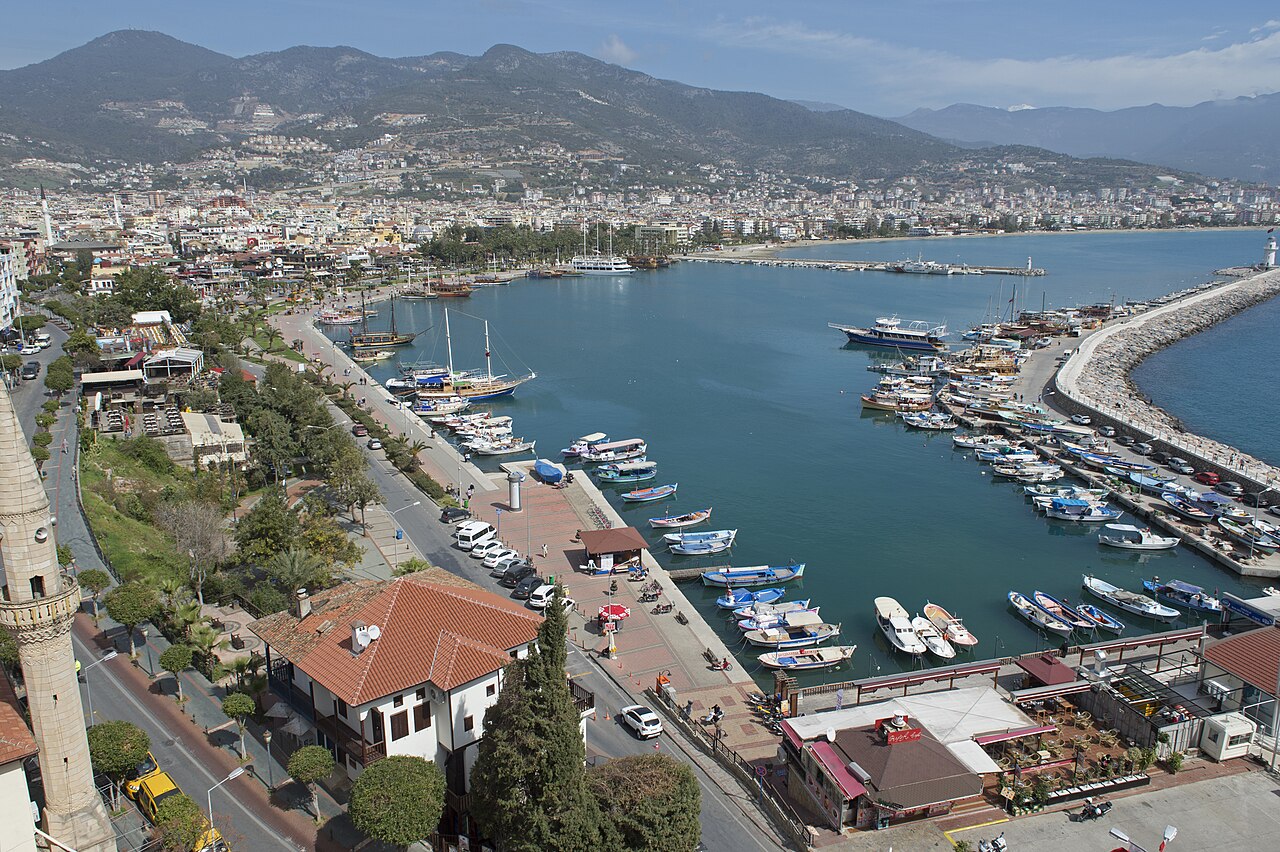Alanya Limanı kent merkezine uzanıyor