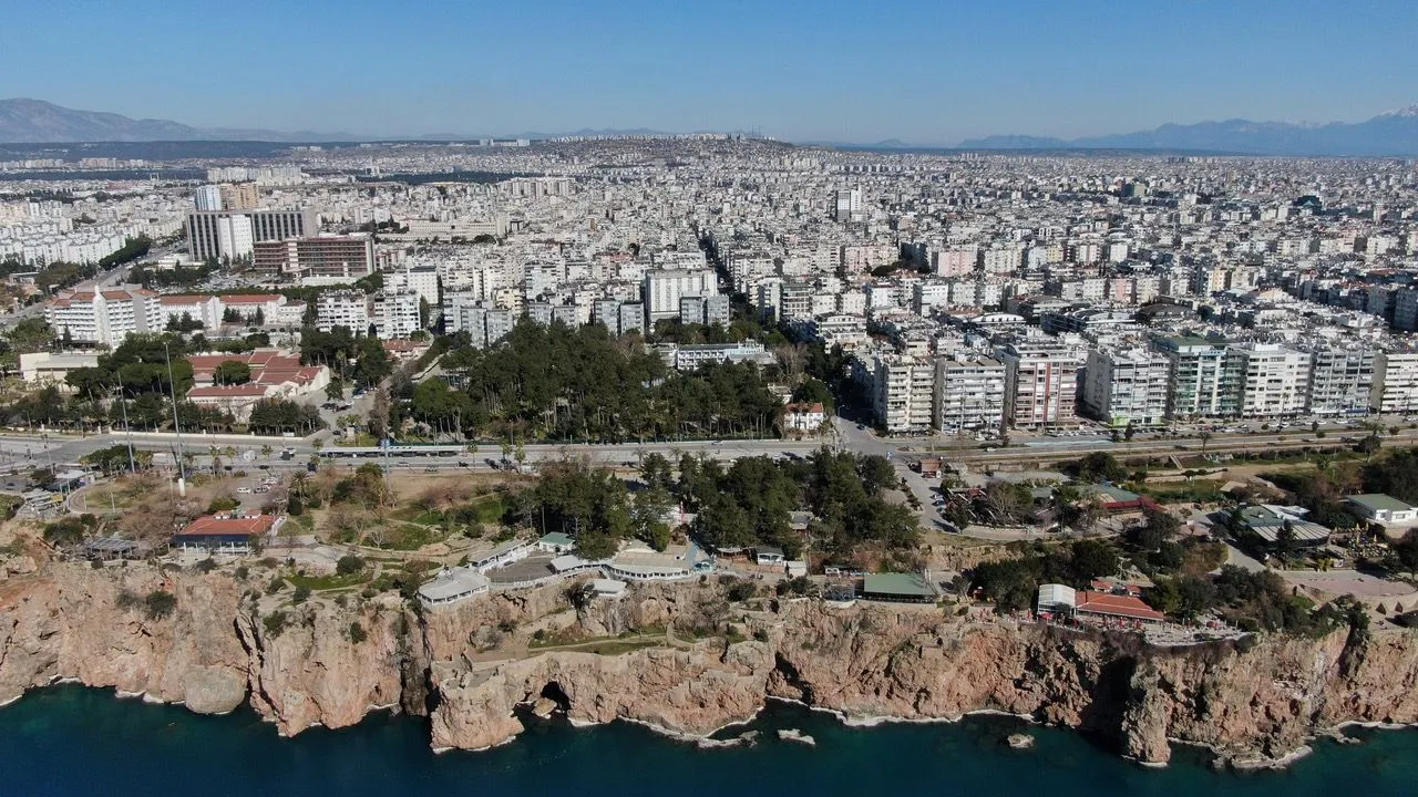 Antalya falezlerinde yerleşim ve yapı dokusu