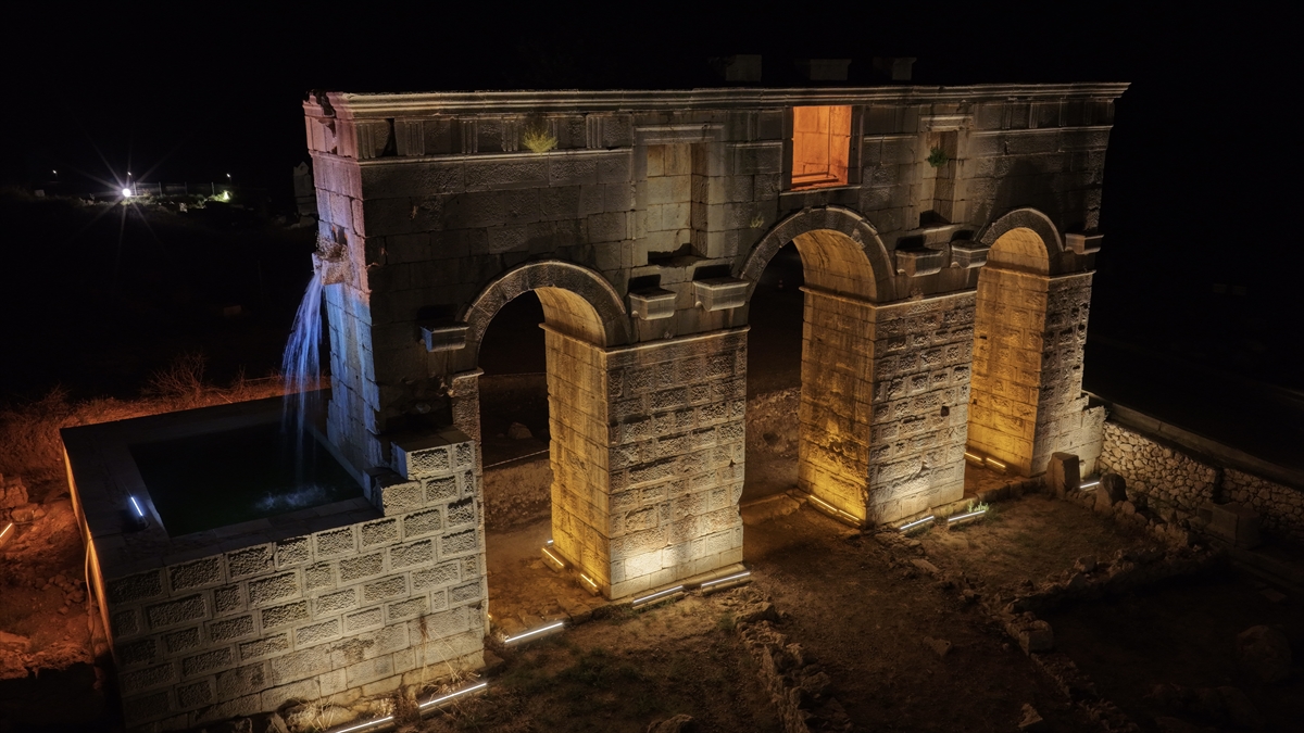 Patara Antik Kenti gece aydınlatıldı