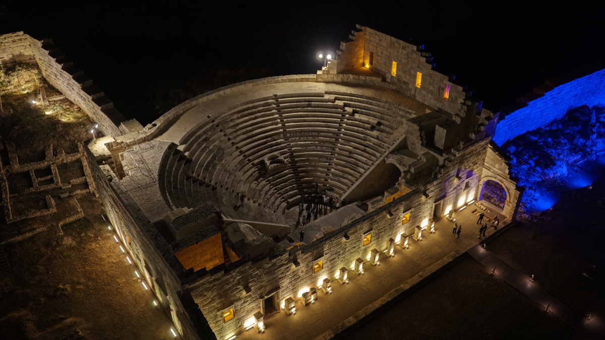 Patara tiyatrosunda gece müzeciliği sürüyor