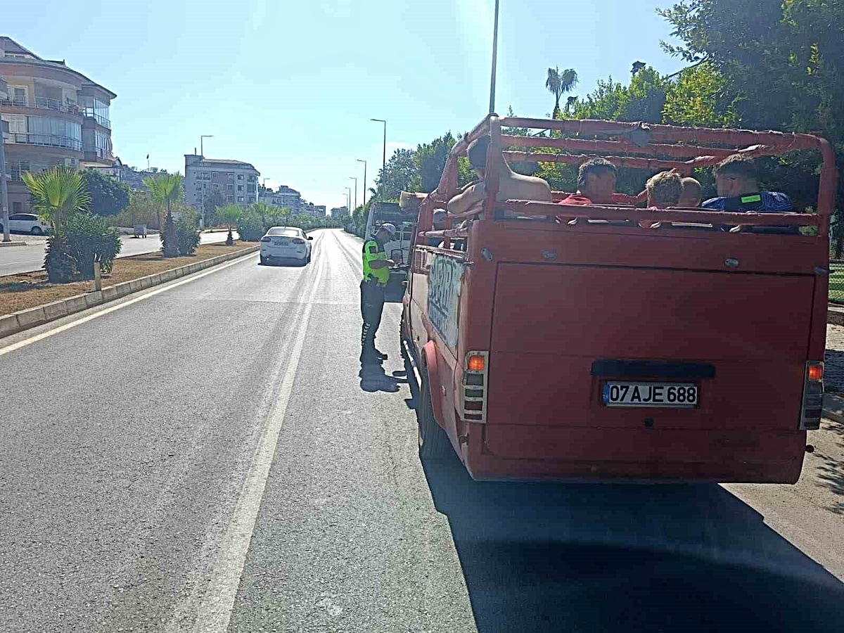 Alanya’da safari aracı yol kenarında denetlendi