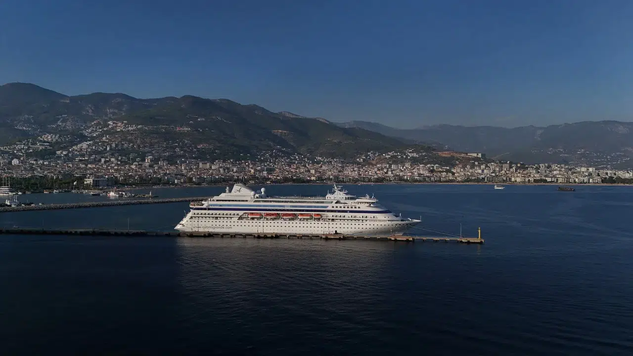 Alanya Limanı’nda Astoria Grande demirledi
