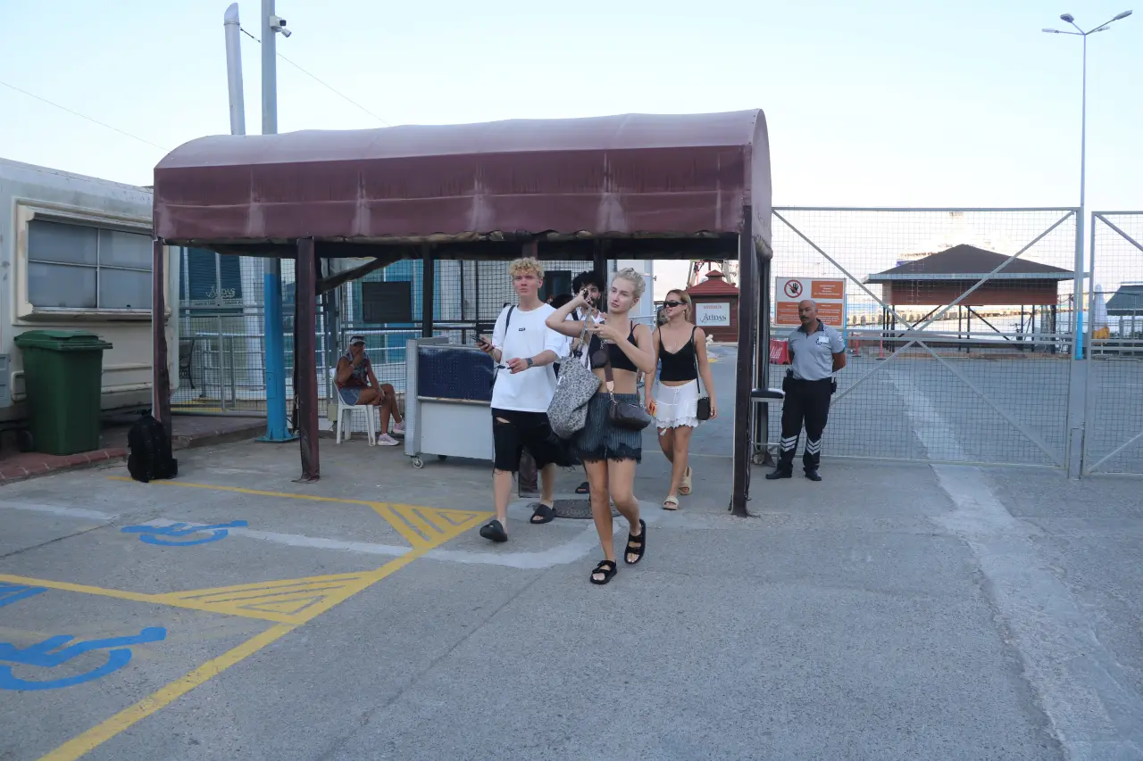 Alanya Limanı’ndan turistler şehre çıkıyor
