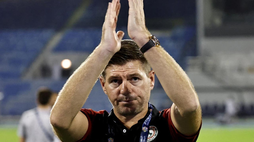 Steven Gerrard saha kenarında tribünleri selamlıyor