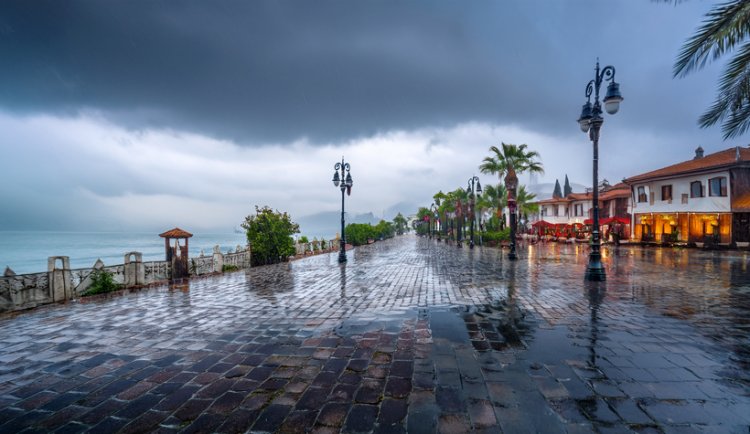 Alanya sahilinde yağmur sonrası ıslak zemin