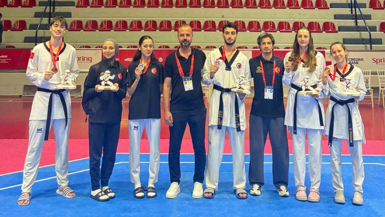 Tiran’da Anadolu Üniversitesi sporcuları madalyalarıyla birlikte