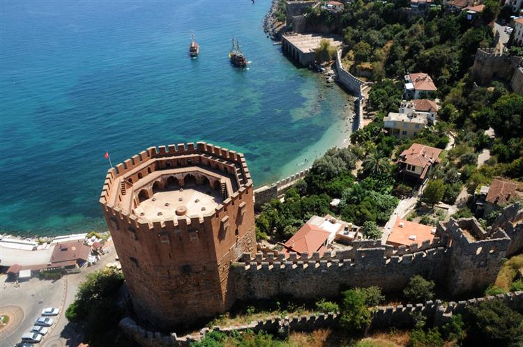 Alanya’da Kızılkule surlarla birlikte yükseliyor