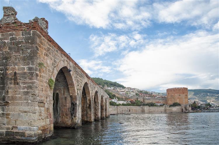 Alanya Tersanesi kıyıda tarihi dokuyu yansıtıyor