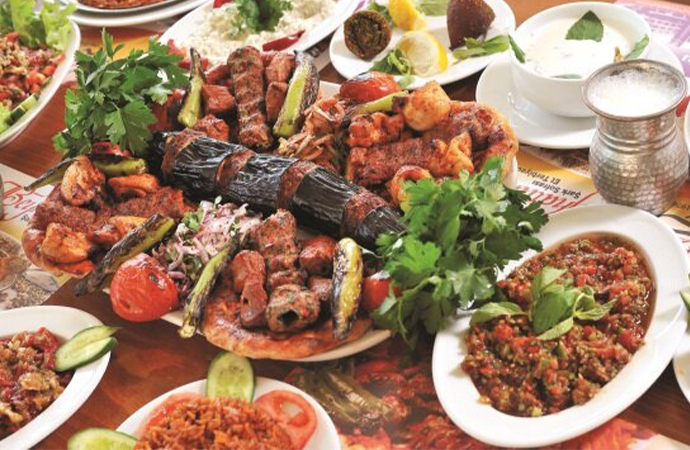 Alanya’da kebap ve mezeler sofrada