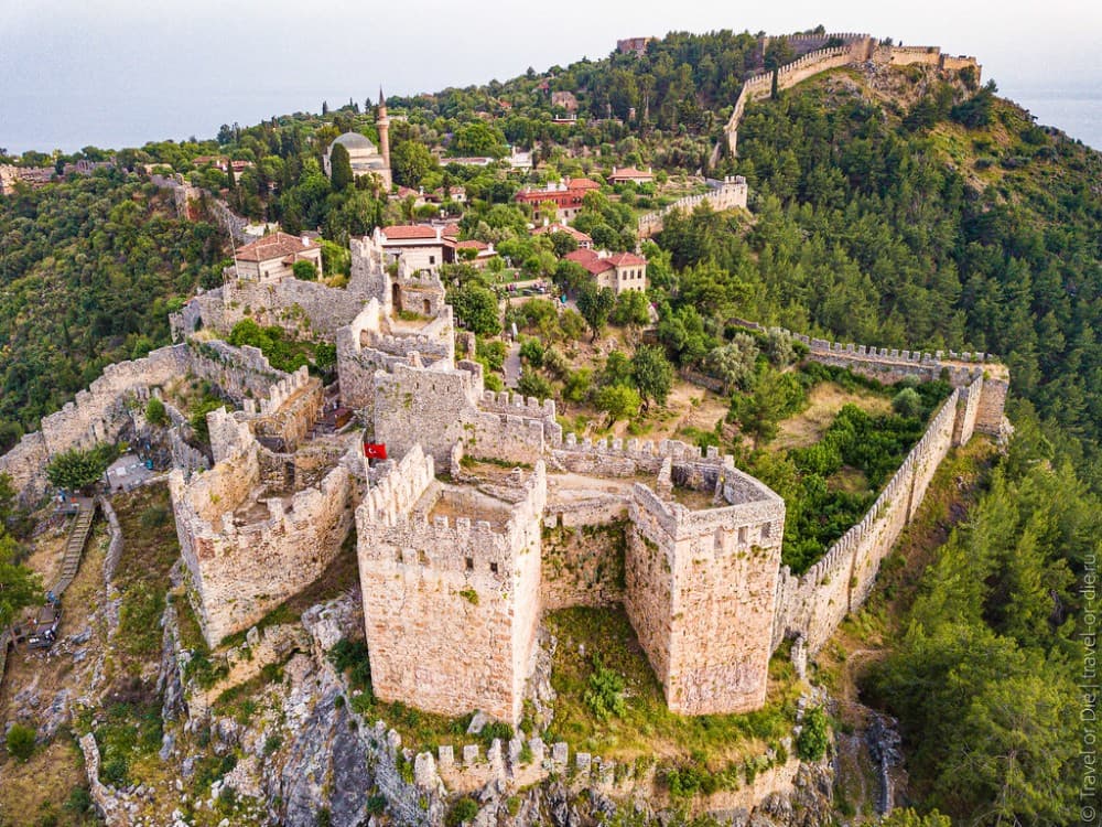Alanya Kalesi’nde tarihi surlar günümüze uzanıyor