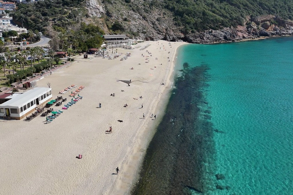 Kleopatra Plajı’nda bahar güneşi keyfi