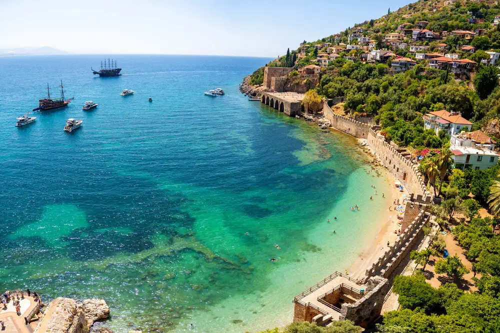Alanya kıyılarında güneşli bahar havası