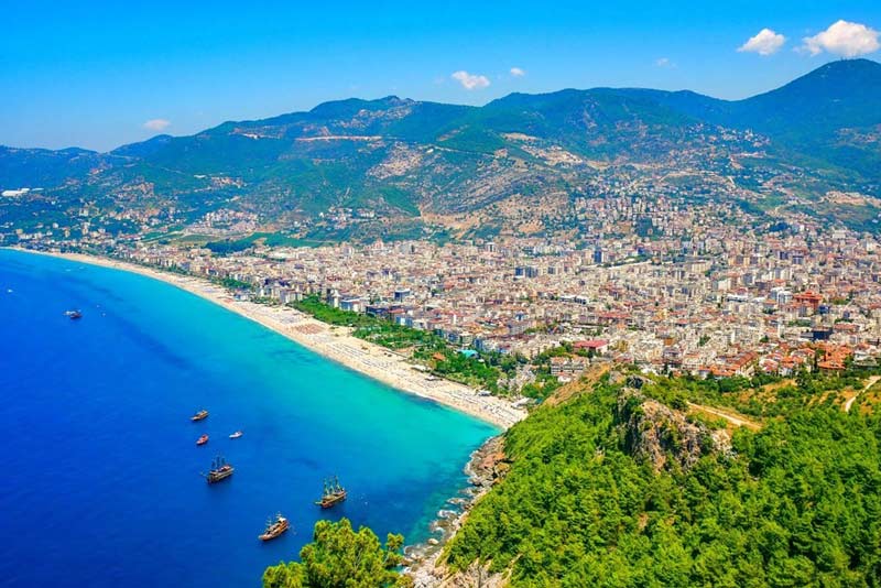 Alanya kıyıları Toroslarla birlikte uzanıyor