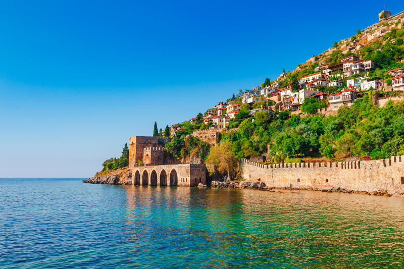 Alanya kıyısında tarihi surlar denizle buluşuyor