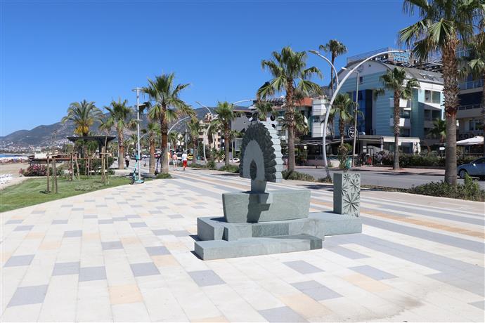 Alanya sahil bandında güneşli gün