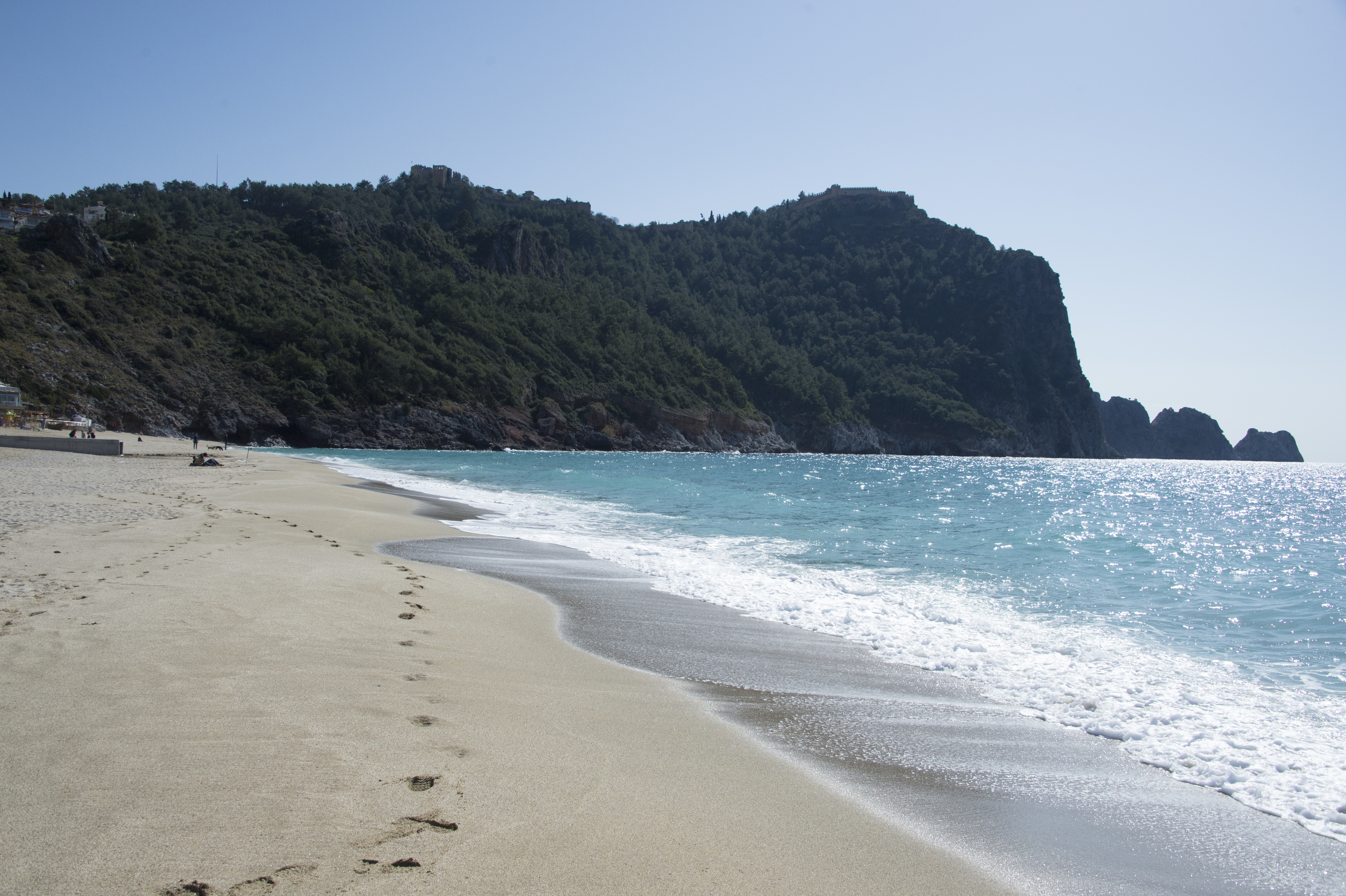 Kleopatra Plajı’nda sahil ve deniz manzarası
