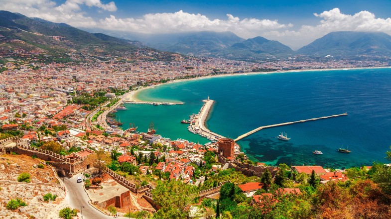 Alanya kıyıları kaleden panoramik görünüyor