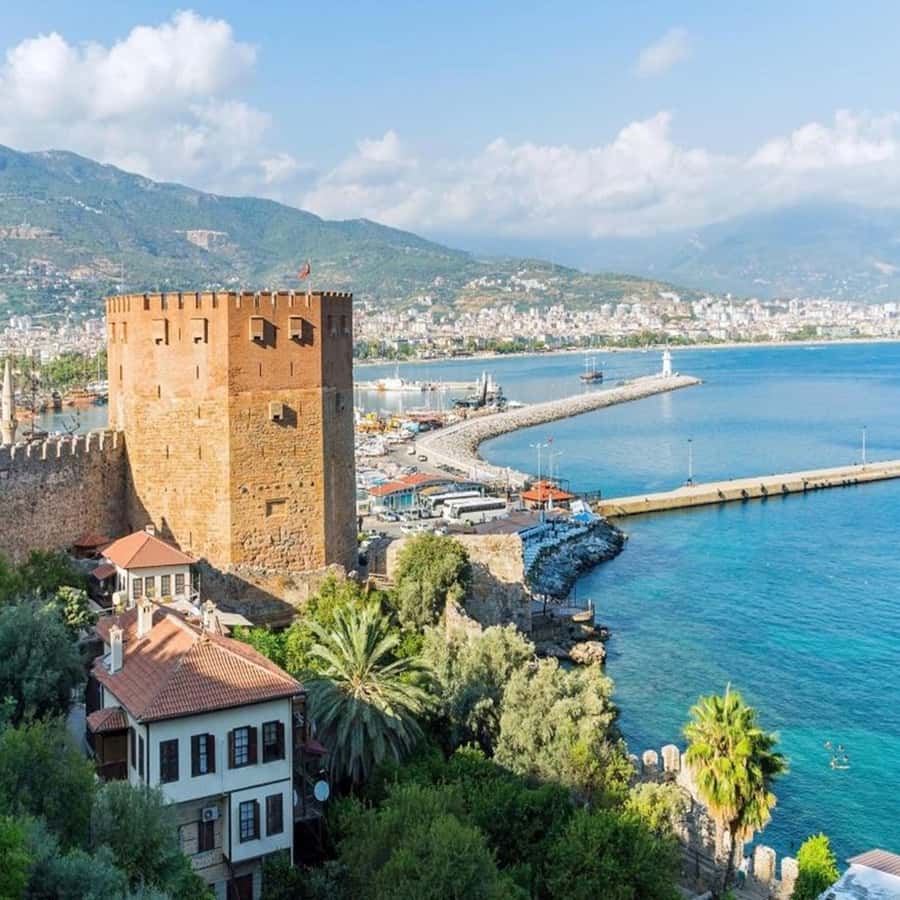 Alanya limanı Kızılkule çevresinde uzanıyor