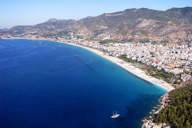 Alanya sahili Akdeniz boyunca uzanıyor