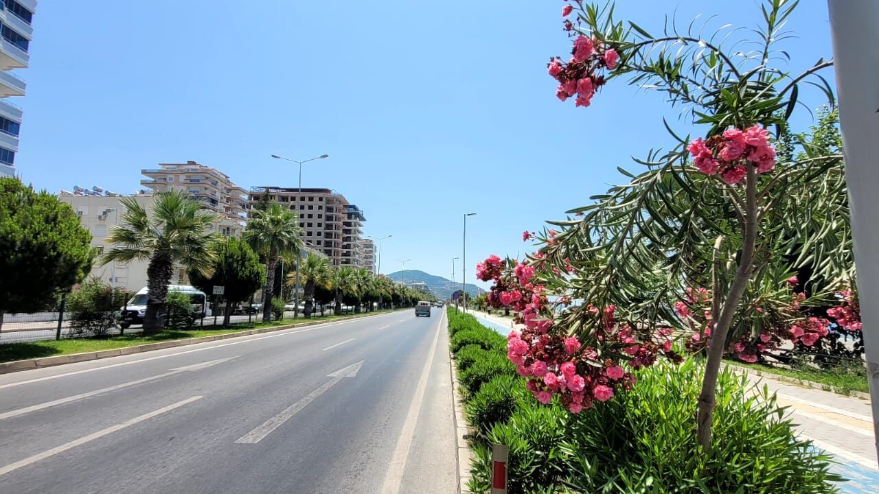 Alanya D-400 yolunda araçlar ilerliyor