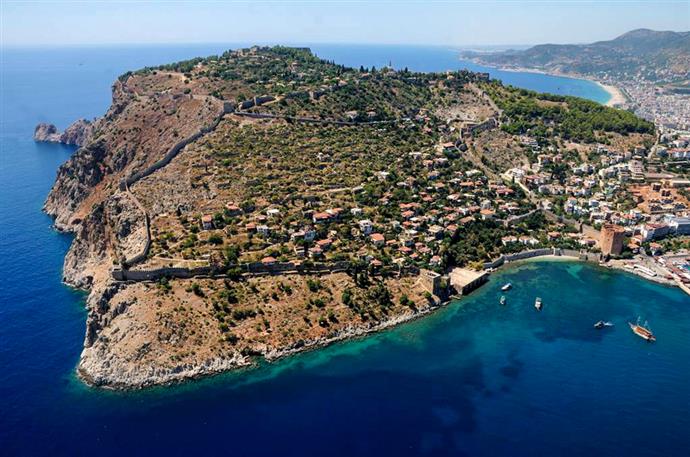 Alanya Kalesi kıyı boyunca uzanıyor