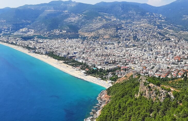 Alanya merkezi kıyıdan dağlara uzanıyor