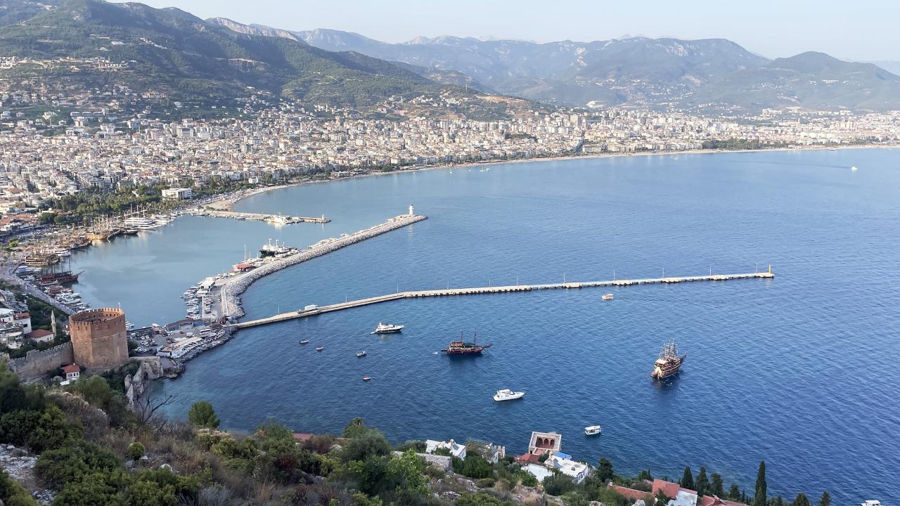Alanya merkezi Akdeniz kıyısında uzanıyor