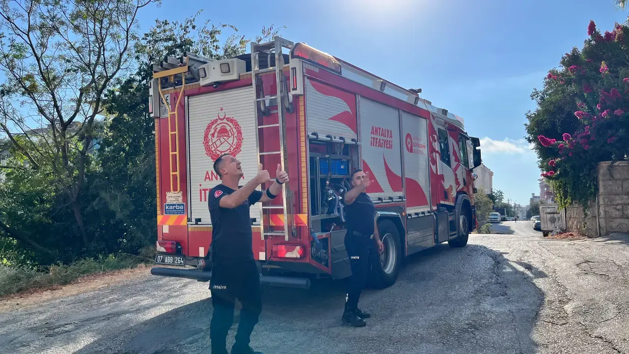 Cikcilli’de itfaiye ekipleri bina önünde