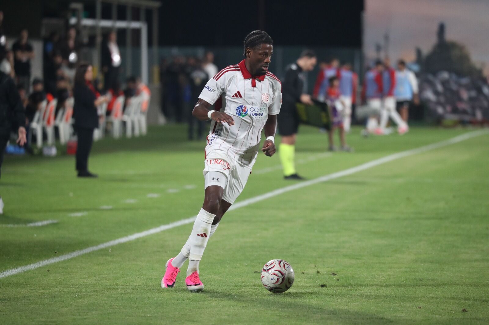 Antalyasporlu futbolcular deplasmanda oyunu sürdürüyor