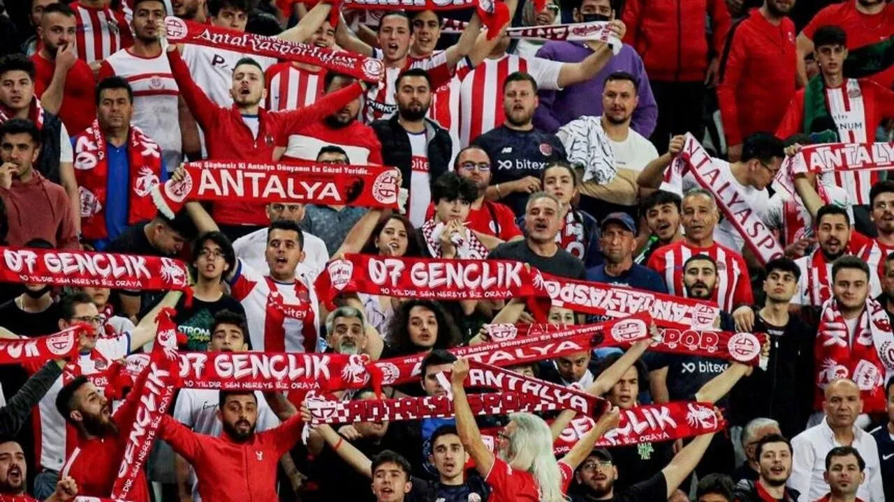 Tribünlerde Antalyaspor taraftarlarının maç hazırlığı