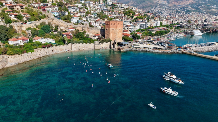 Alanya Kızılkule önünde deniz temizliği