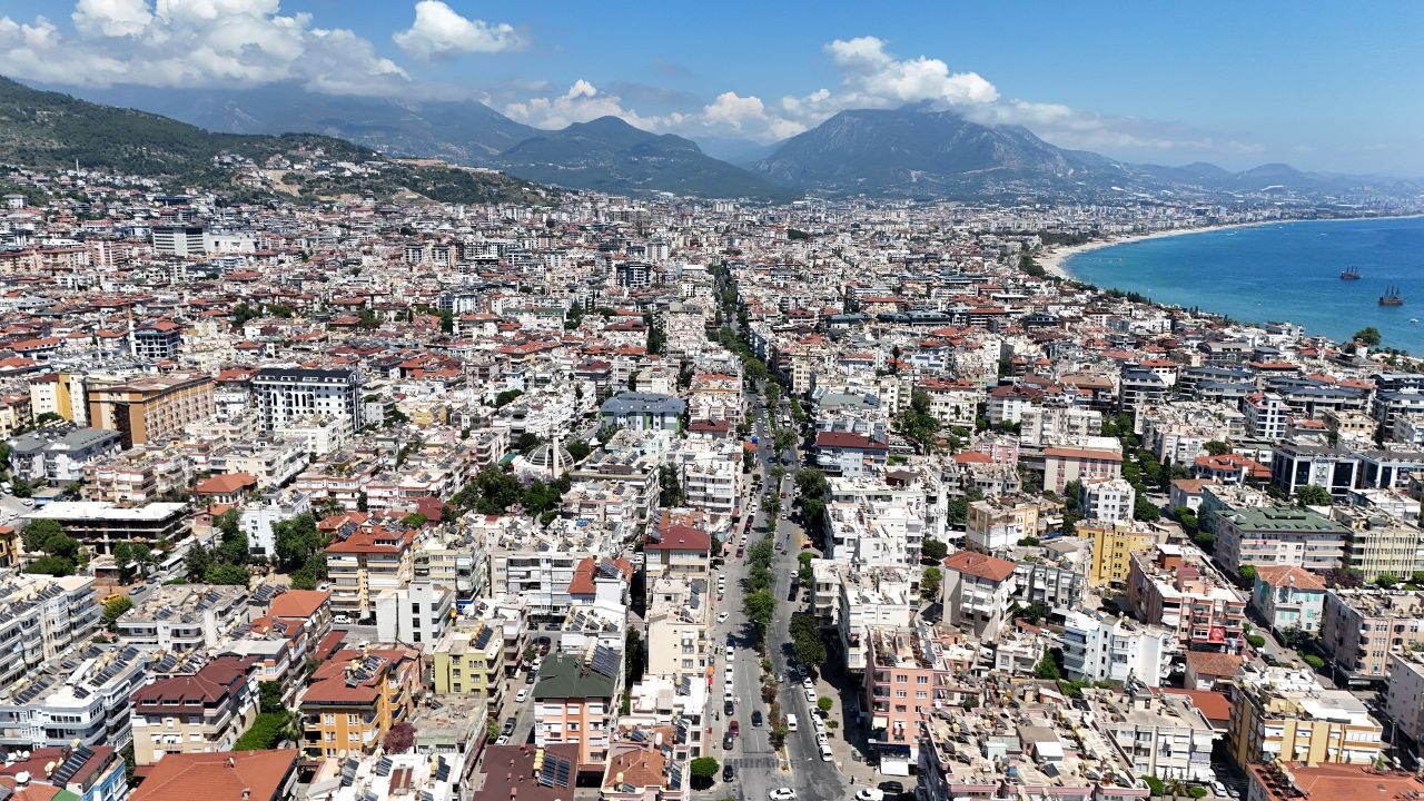 Alanya kıyısı ve yerleşim alanları bir arada
