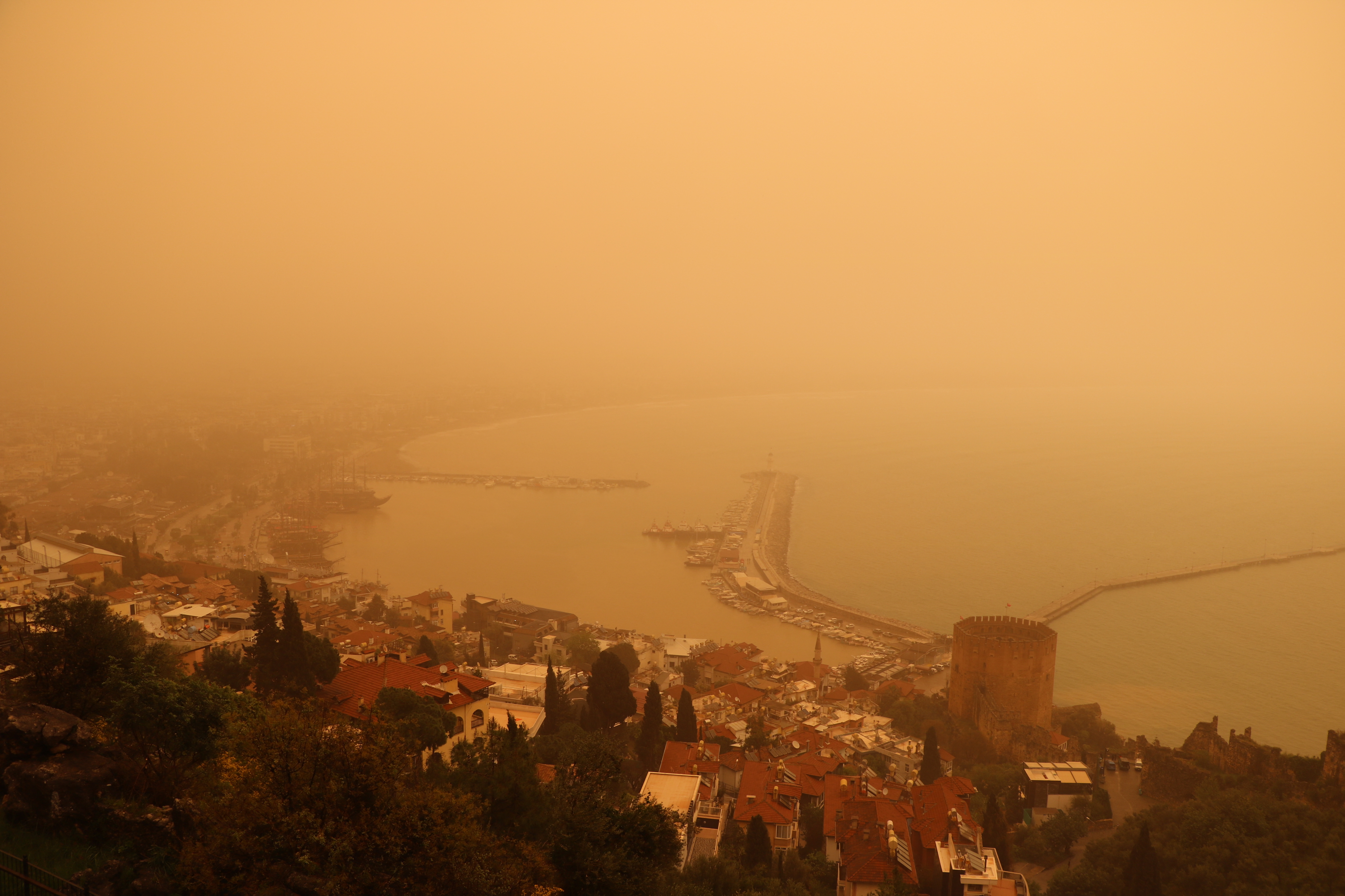 Alanya Limanı turuncu toz altında