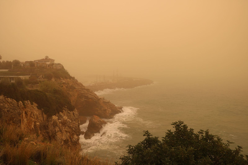 Alanya kıyıları çöl tozuyla kaplandı