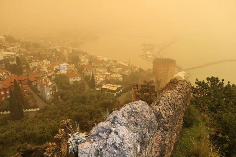 Alanya Kalesi yoğun pus içinde
