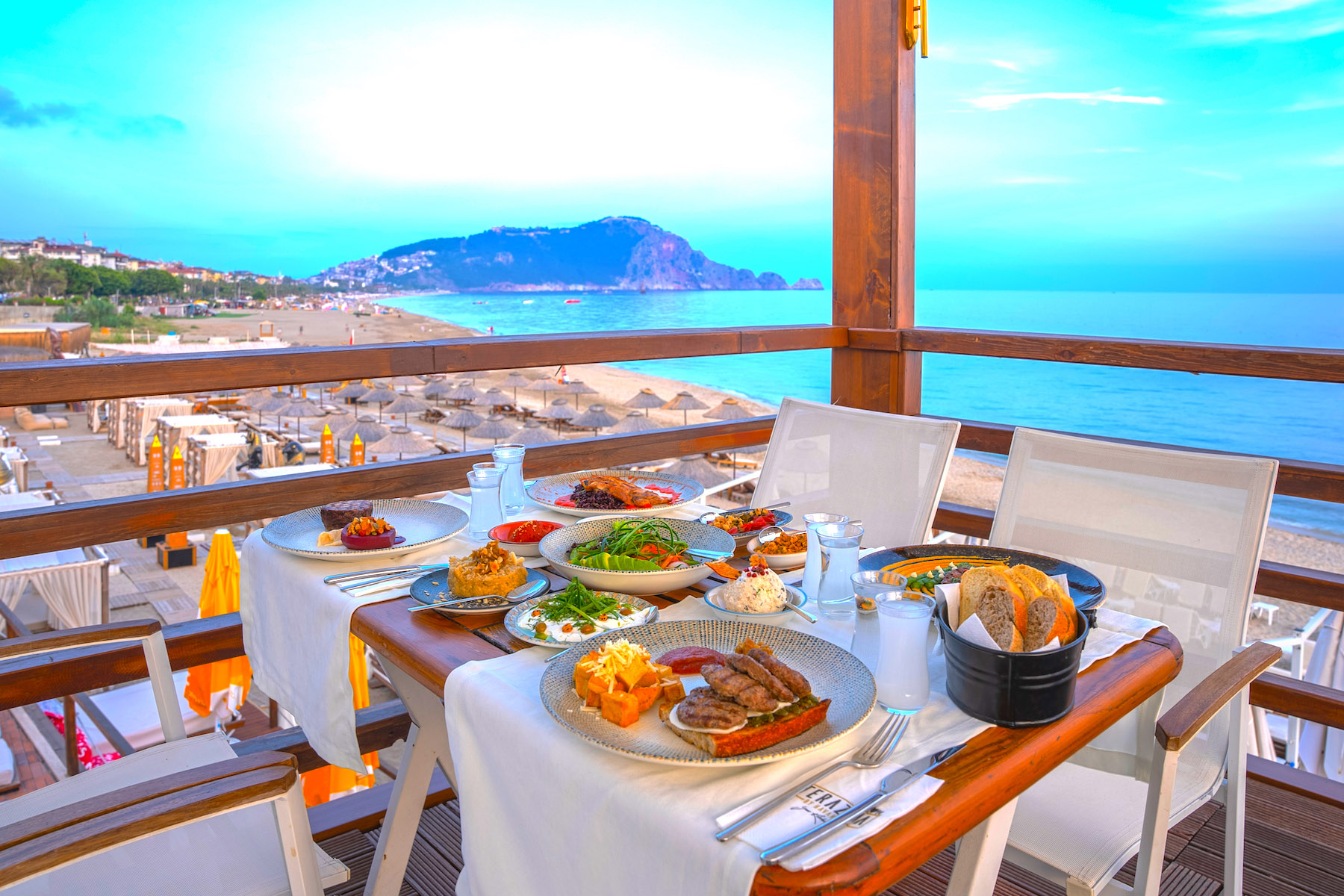 Alanya sahilinde deniz manzaralı sofra