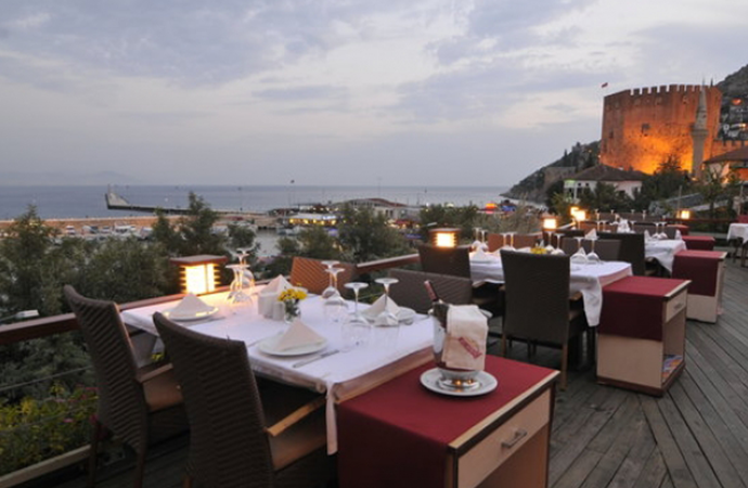 Alanya Kalesi çevresinde restoran terası