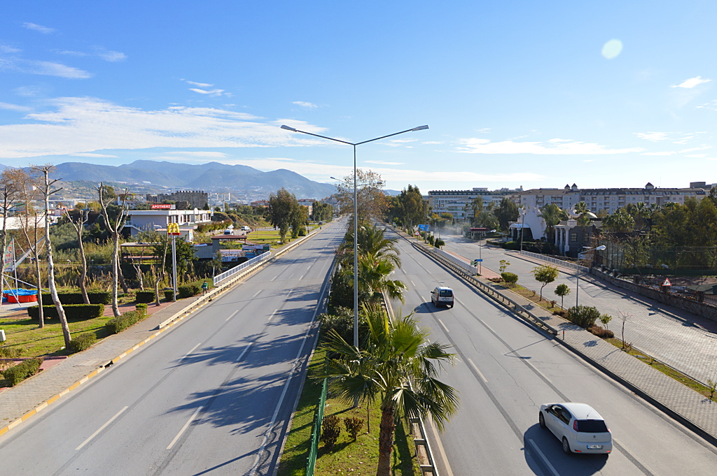 Konaklı’da D400 üzerinde araç geçişi
