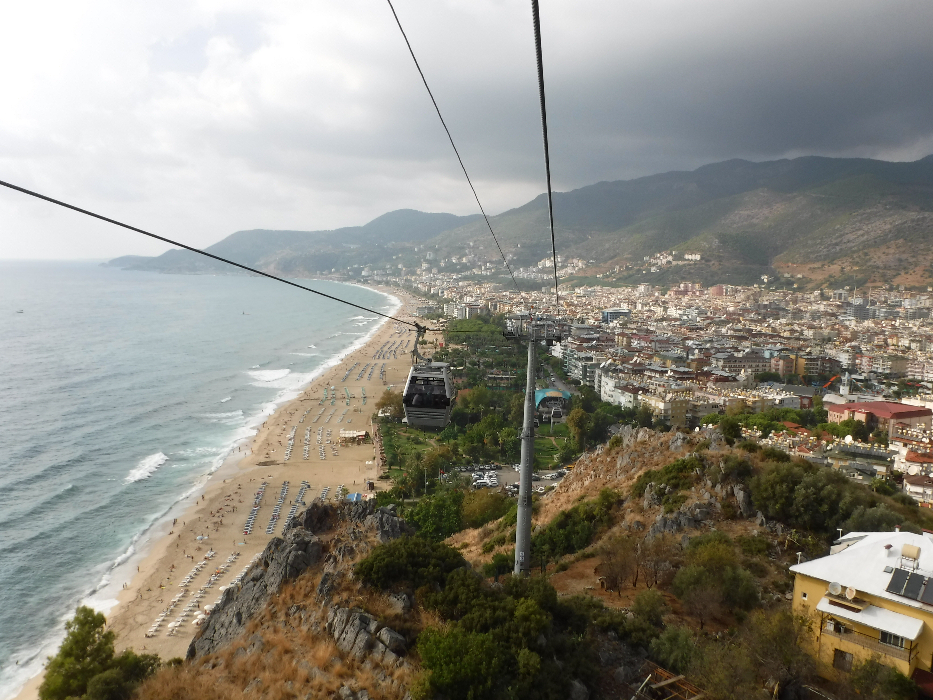 Alanya teleferiği Kleopatra kıyısında ilerliyor